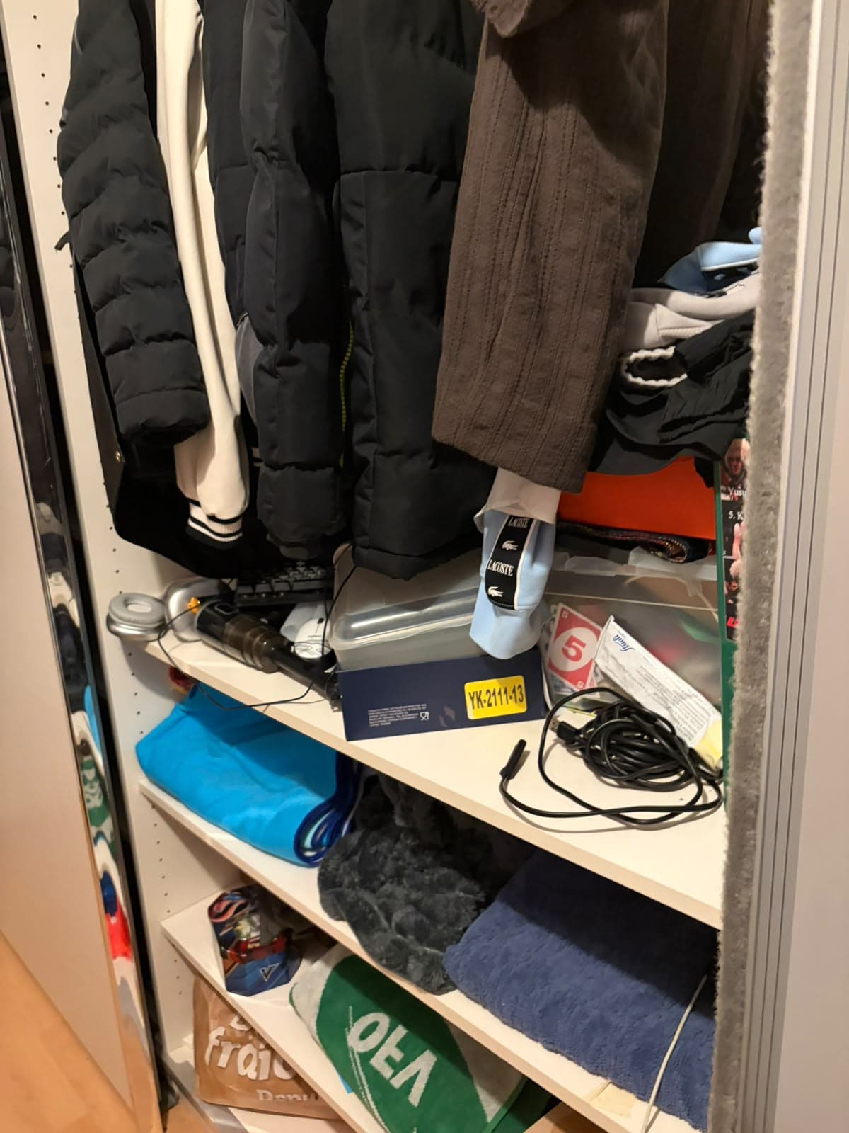 Weisser Kleiderschrank mit Schiebetüren und Innenausstattung