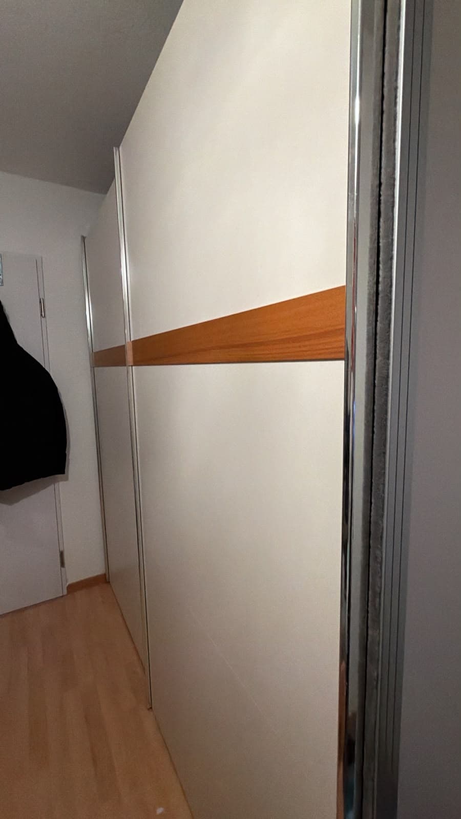 Weisser Kleiderschrank mit Schiebetüren und Innenausstattung