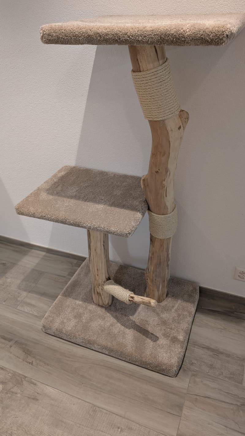 Kratzbaum NEU aus thurgauer Natur-Holz, 134cm, Katzenbaum