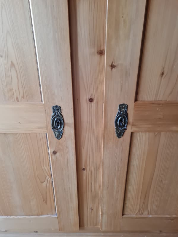 Tannenschrank massiv, 2 Türig mit Regalen und 1 Schublade