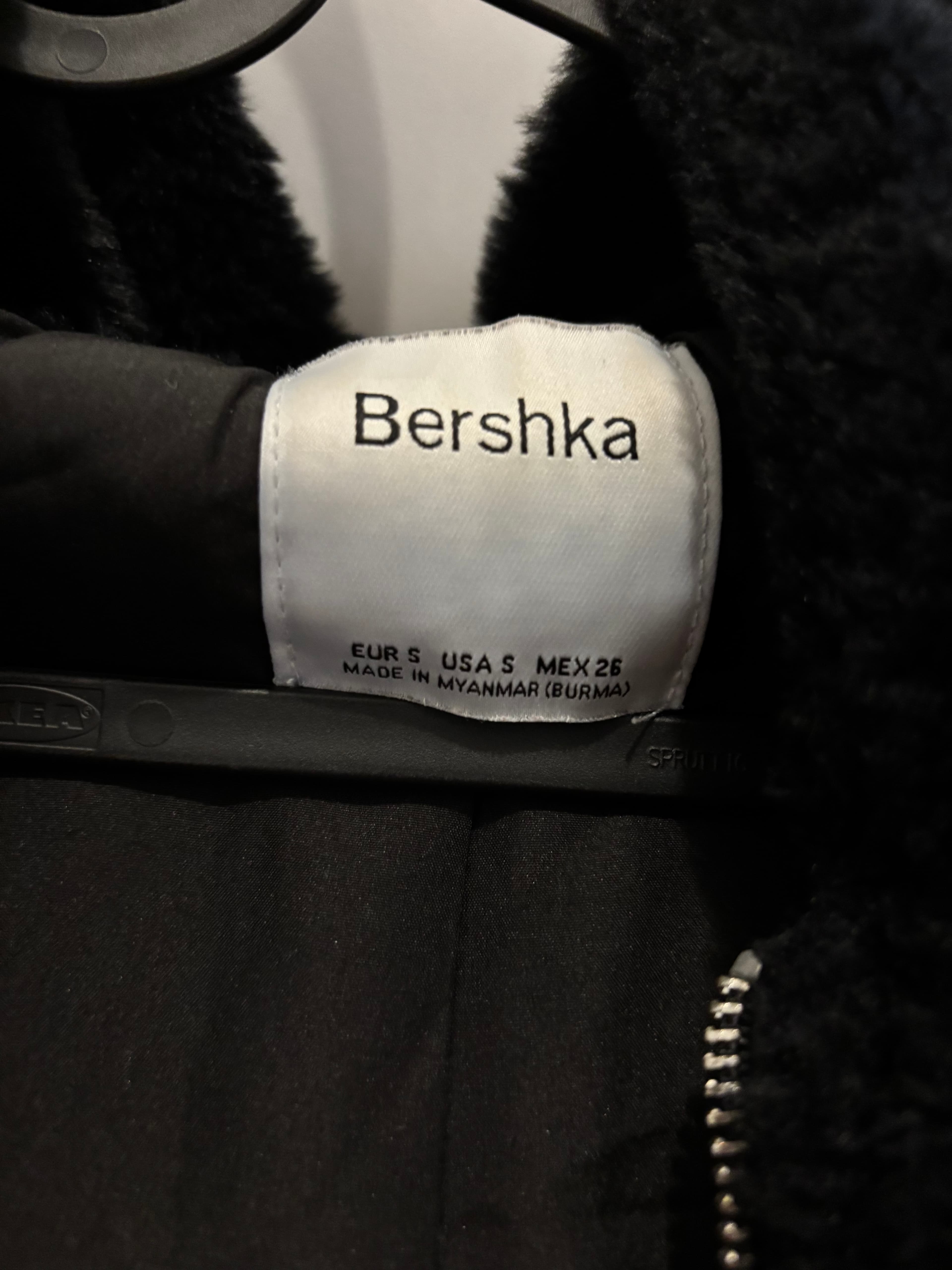 Schwarze Plüschjacke von Bershka – Grösse S