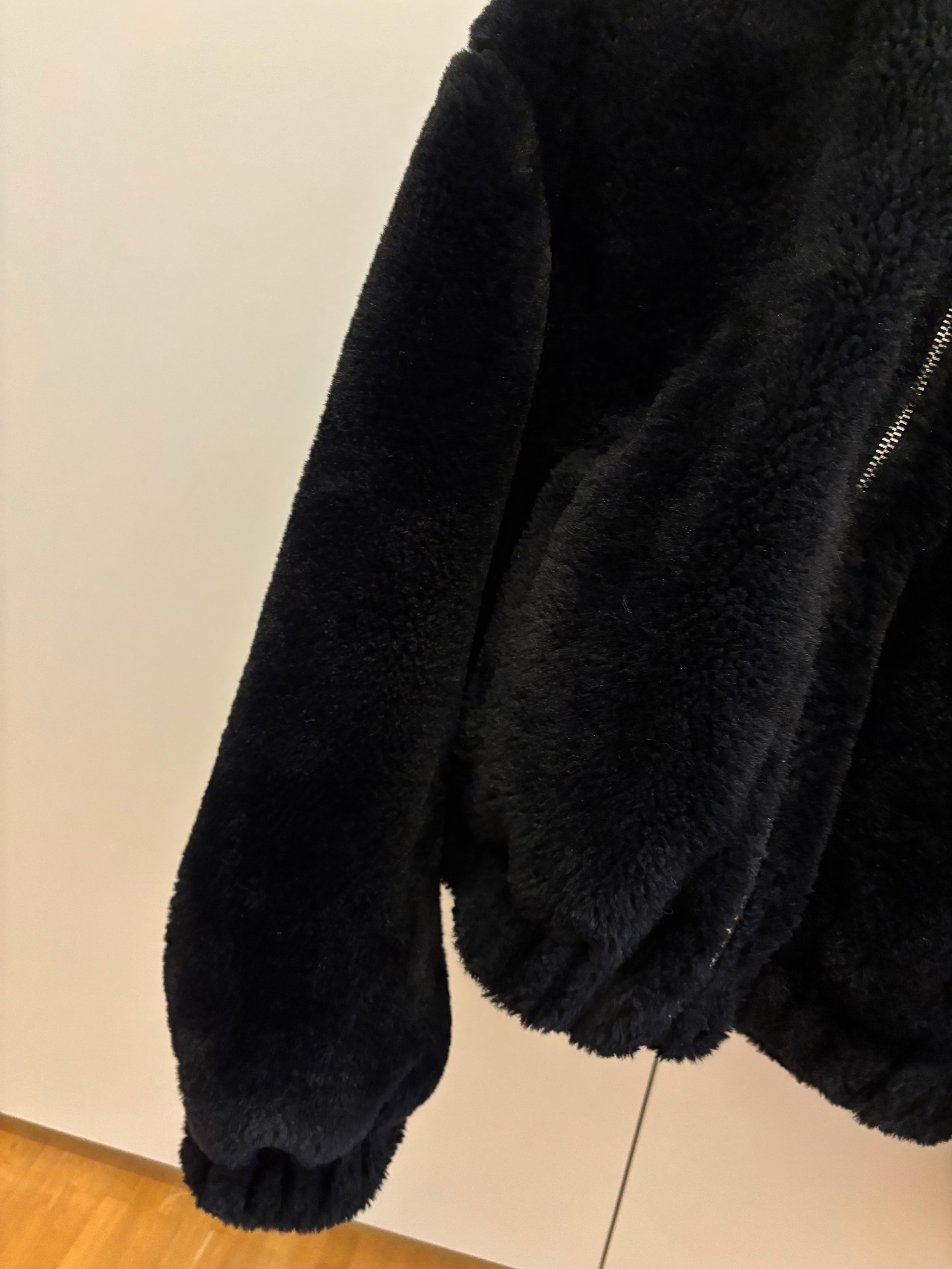 Schwarze Plüschjacke von Bershka – Grösse S