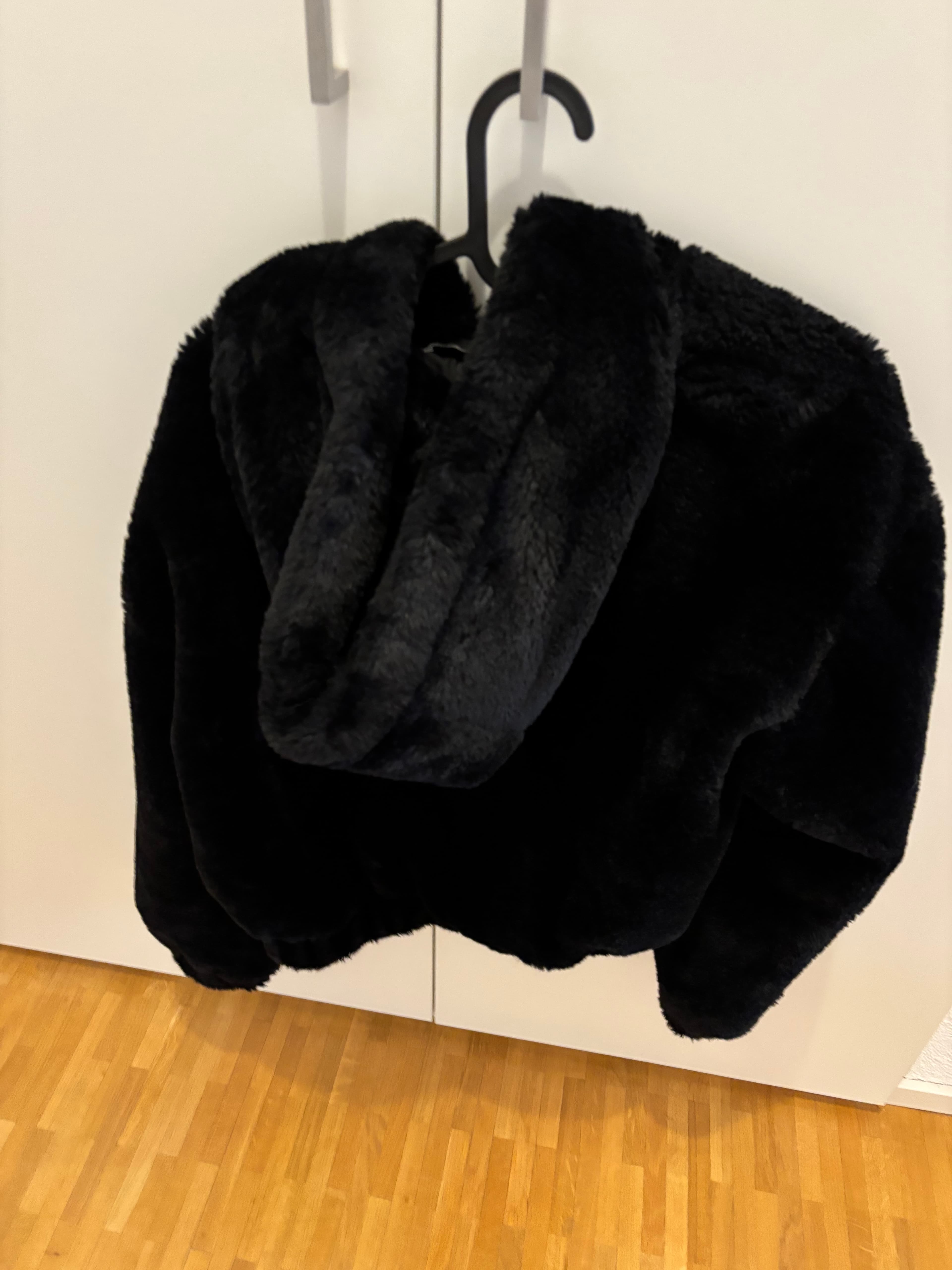 Schwarze Plüschjacke von Bershka – Grösse S
