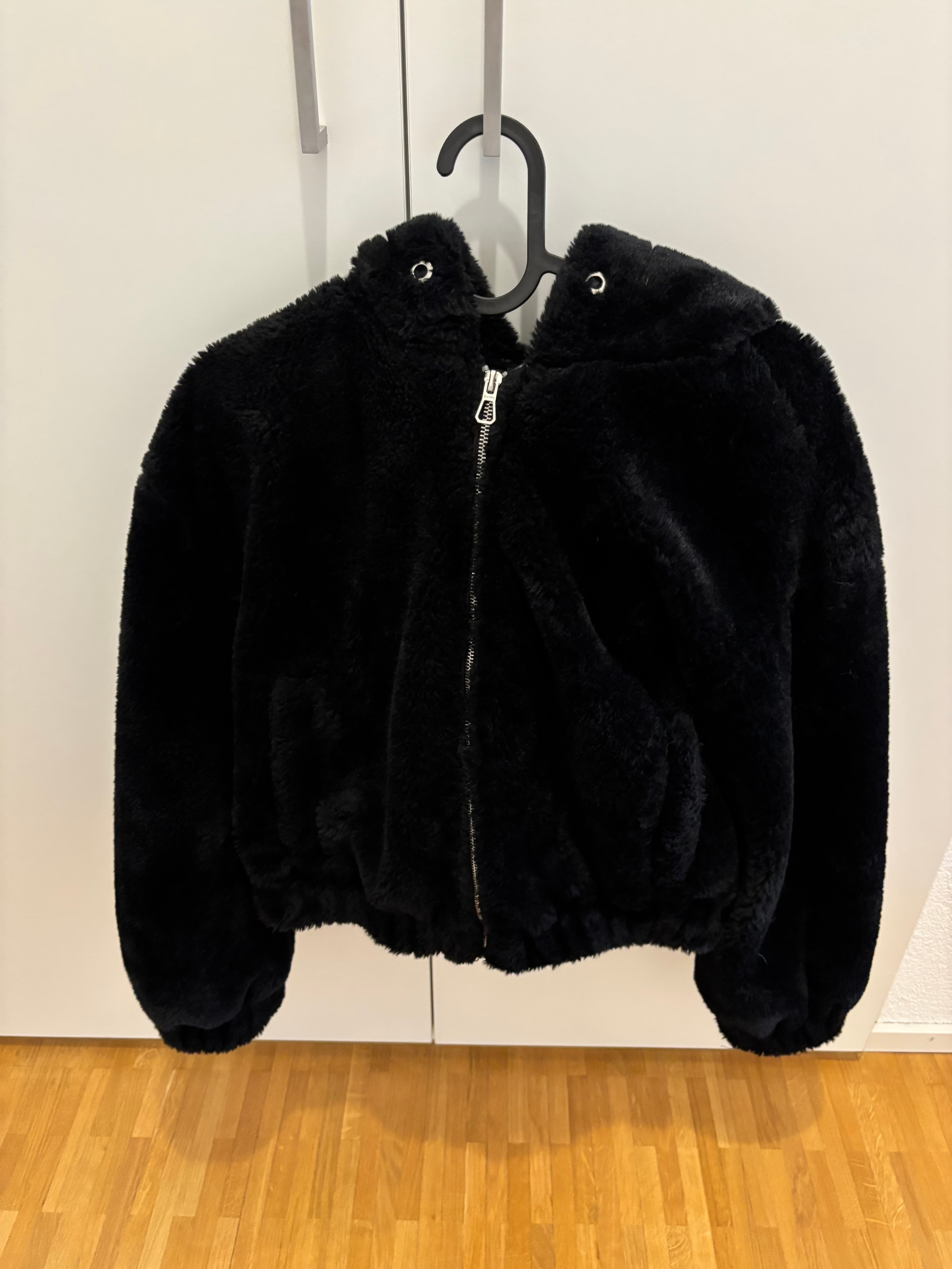Schwarze Plüschjacke von Bershka – Grösse S