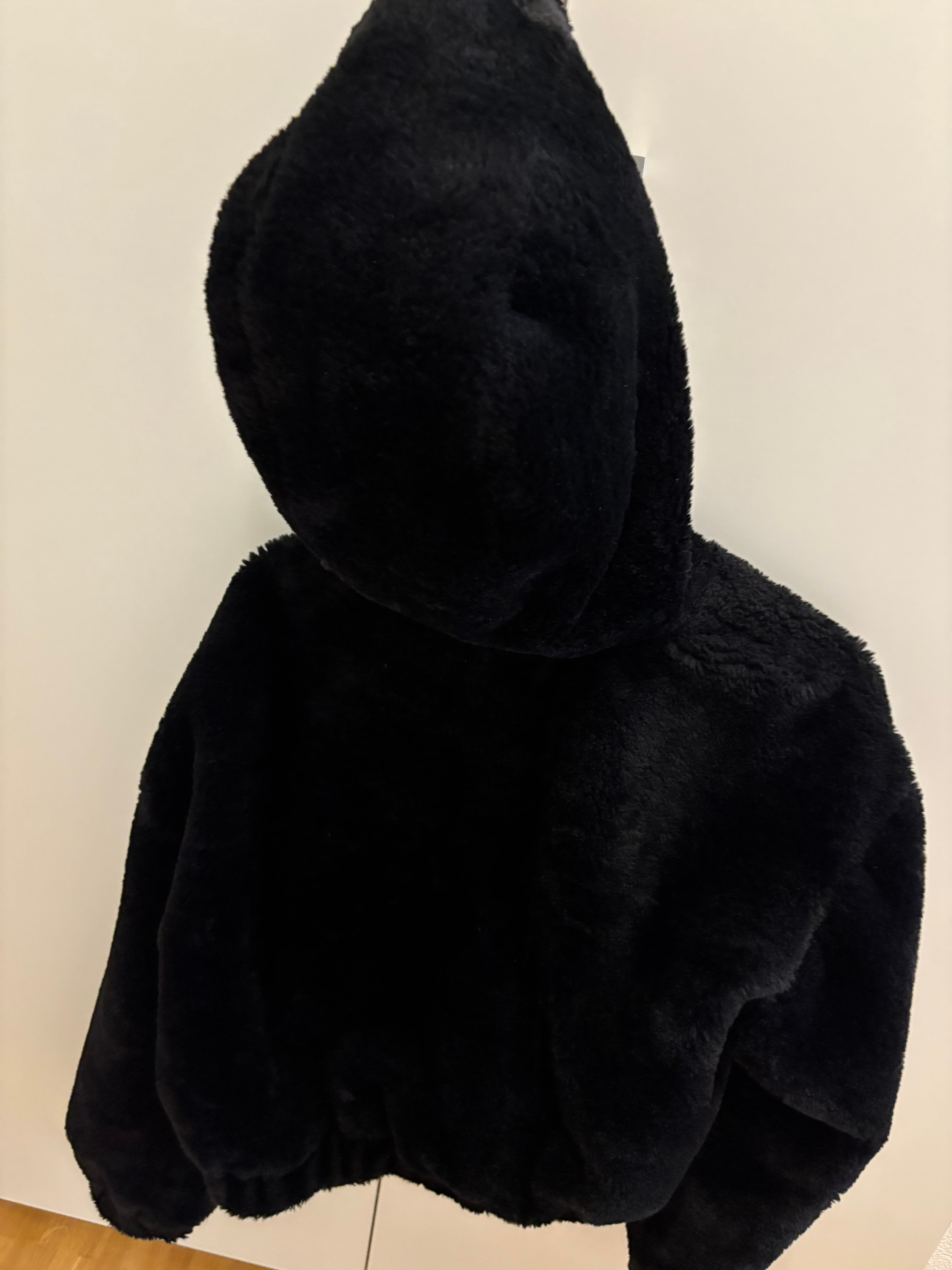 Schwarze Plüschjacke von Bershka – Grösse S