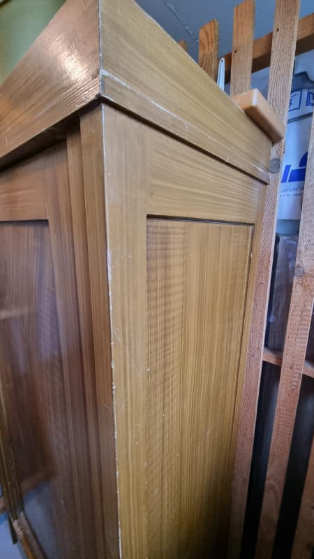 Alter Kleiderschrank , zwei Türig