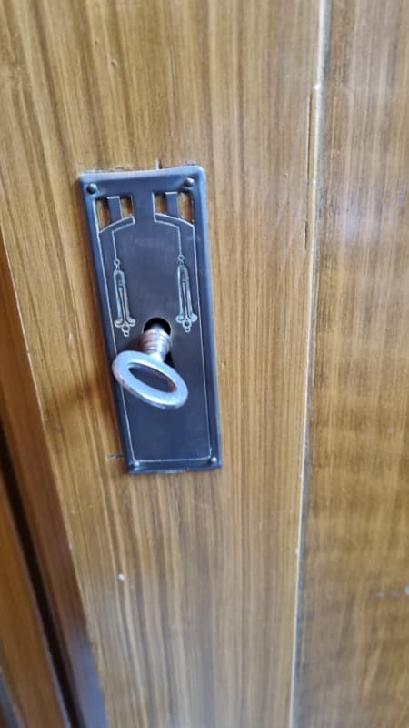 Alter Kleiderschrank , zwei Türig