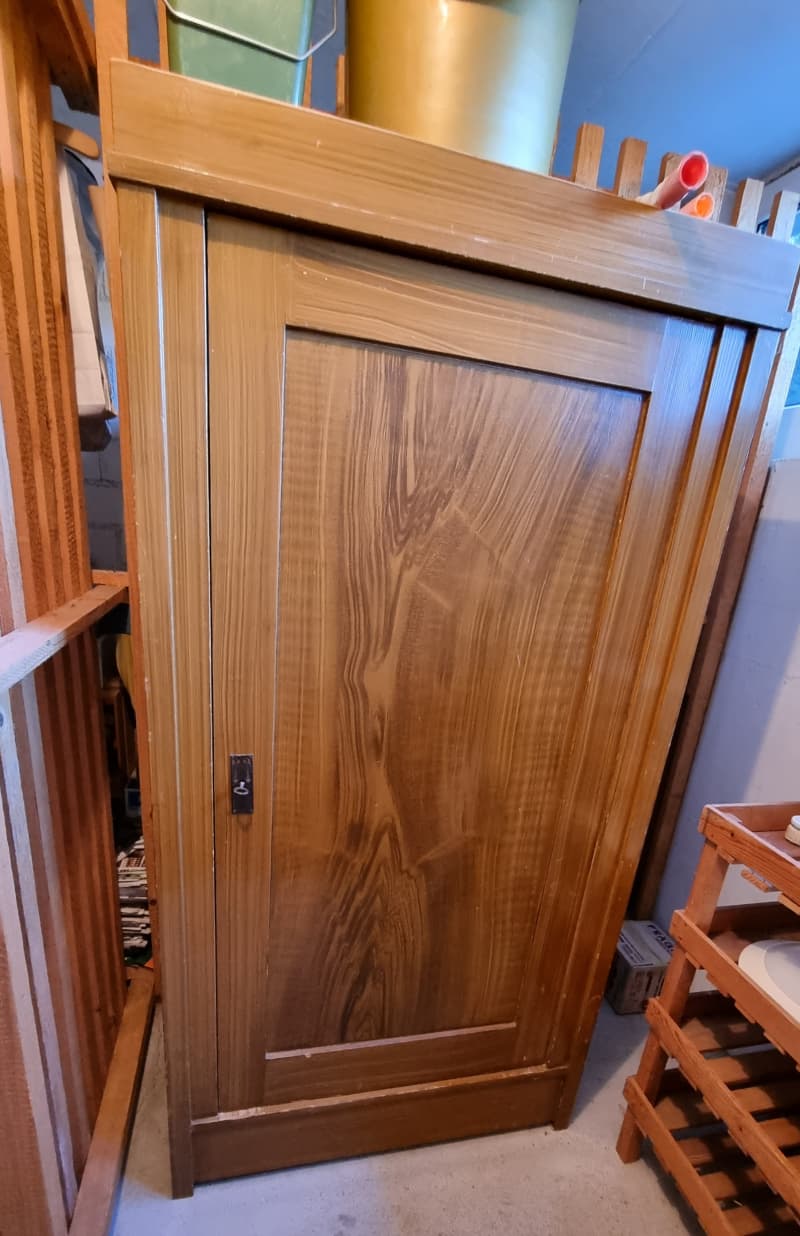 Alter Kleiderschrank , zwei Türig