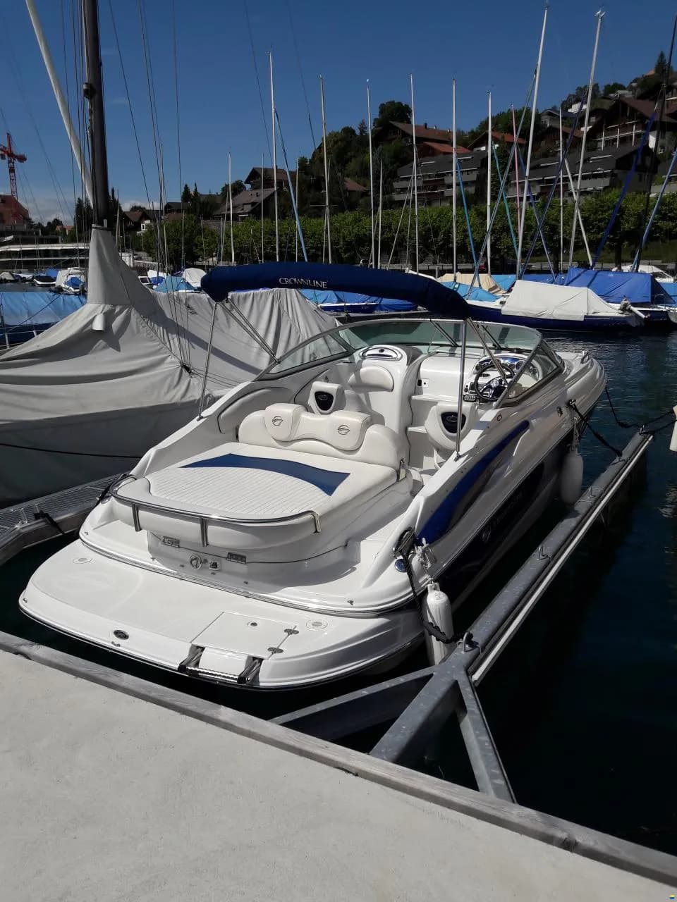 Motorboot mit Bootsplatz
