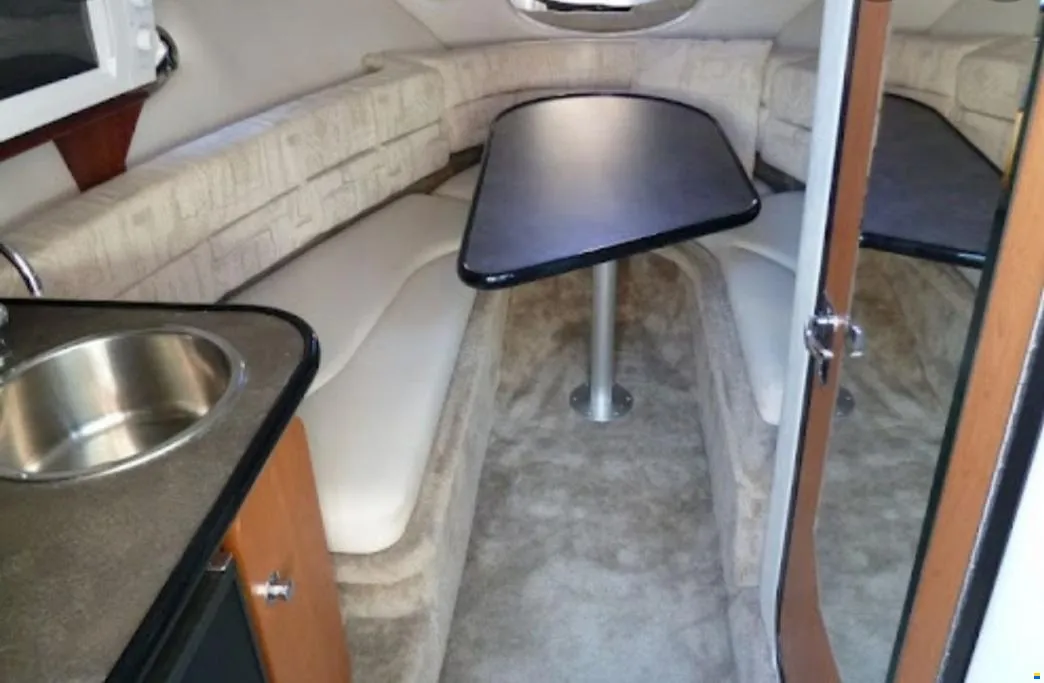 Motorboot mit Bootsplatz