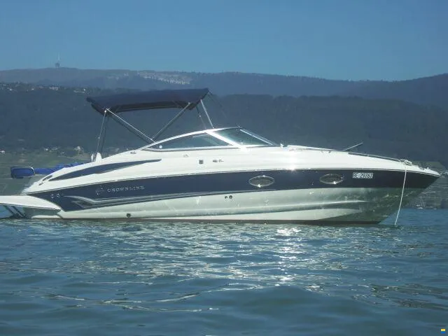 Motorboot mit Bootsplatz