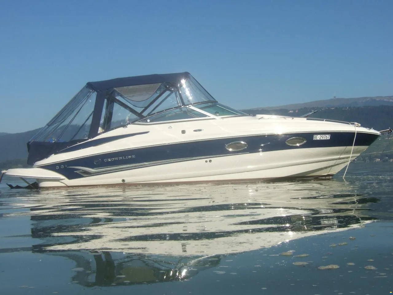 Motorboot mit Bootsplatz