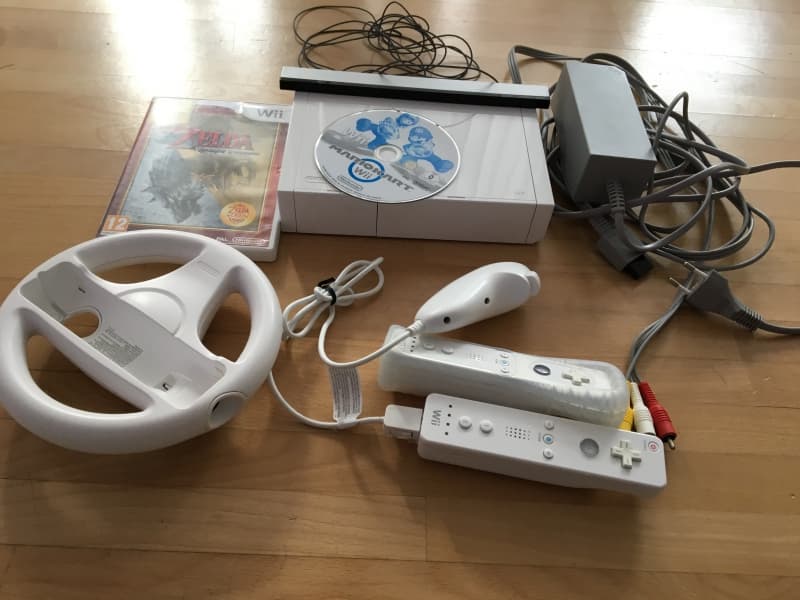 Nintendo Wii inkl. 2 Games und Zubehör