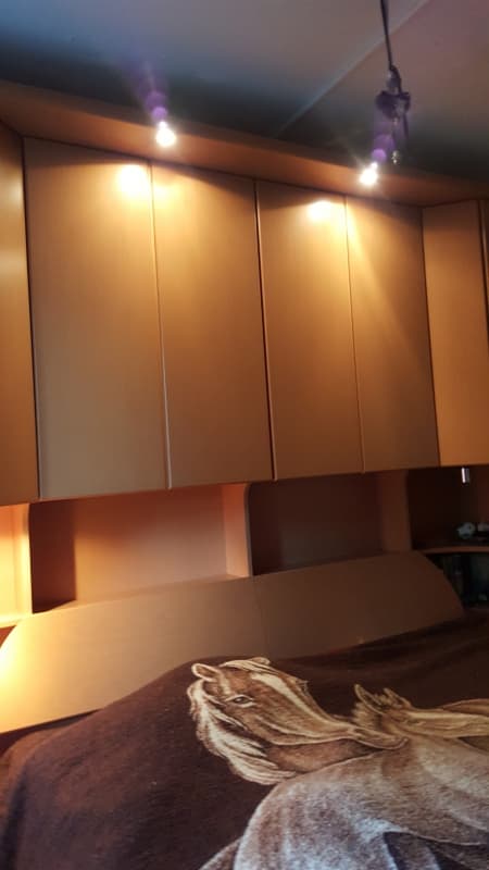 Schlafzimmer mit integriertem Bett in Buche