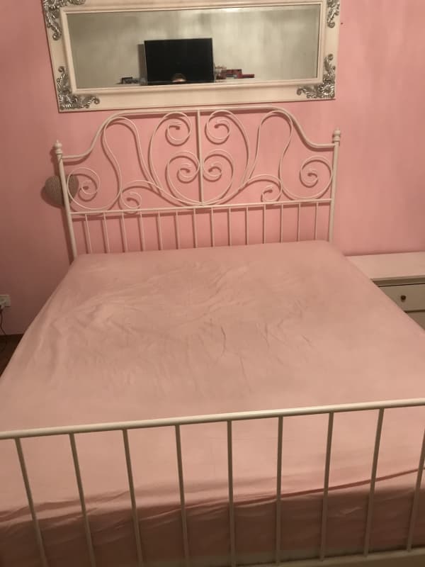 Bett 160cm mit Lattenrost und bei Bedarf Matratze