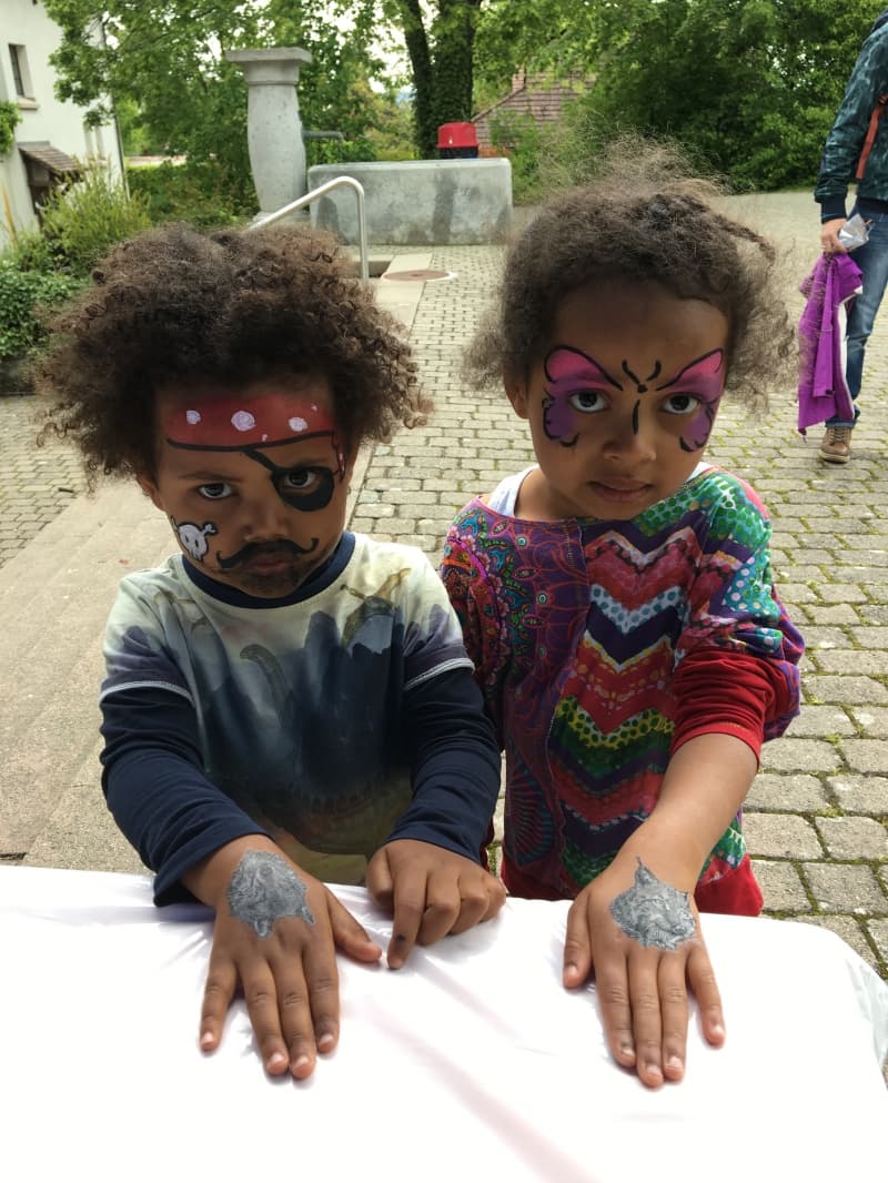 Kinderschminken, Ballonmodellieren, Airbrush- und Glitzer-Tattoo