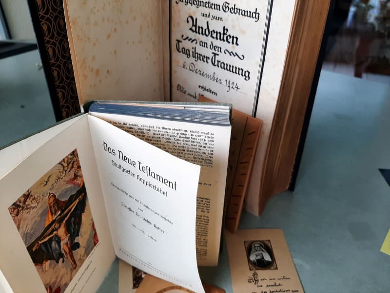 2 Alte Bibel mit Eintrag 1924