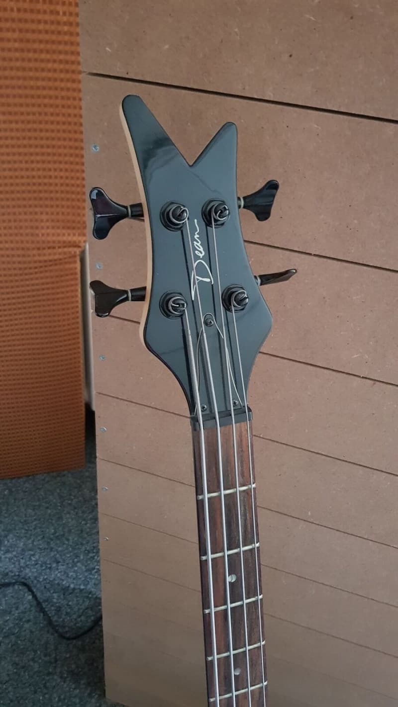 Dean Bass (EMG / 4 Strings) inkl. Tragegurt