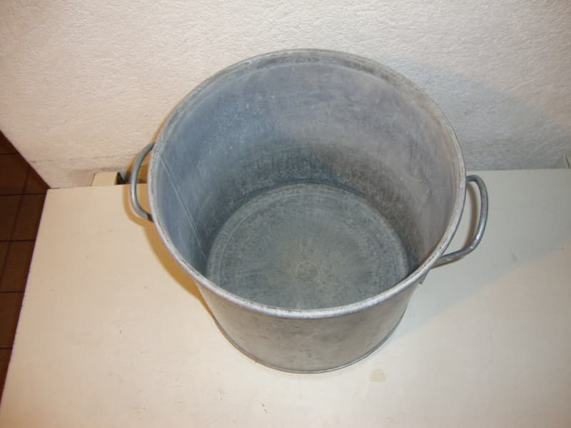 Alter Blechbehälter