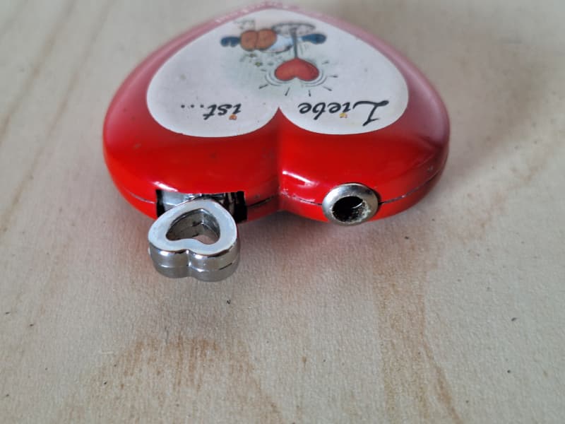 Feuerzeug Herz gas "Liebe ist ein Knockout"