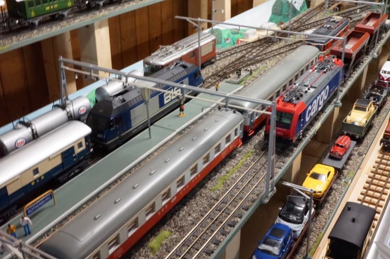 Grosse Spur 0 Eisenbahnanlage zu verkaufen 3Leiter =Strom