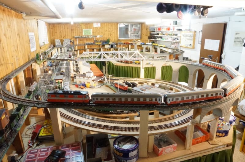 Grosse Spur 0 Eisenbahnanlage zu verkaufen 3Leiter =Strom