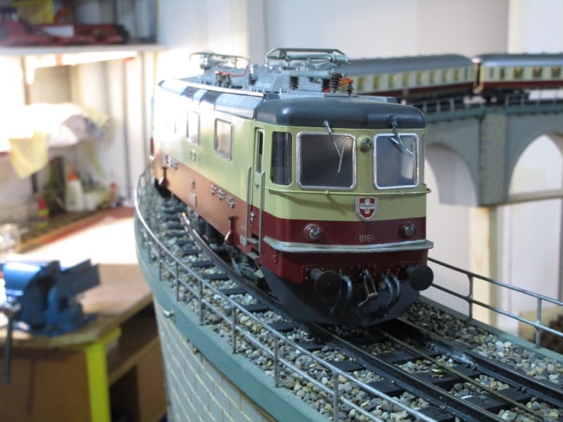 Grosse Spur 0 Eisenbahnanlage zu verkaufen 3Leiter =Strom