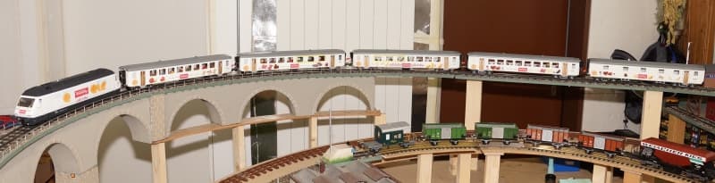 Grosse Spur 0 Eisenbahnanlage zu verkaufen 3Leiter =Strom