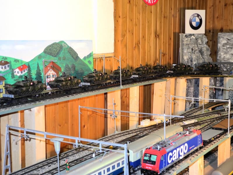 Grosse Spur 0 Eisenbahnanlage zu verkaufen 3Leiter =Strom