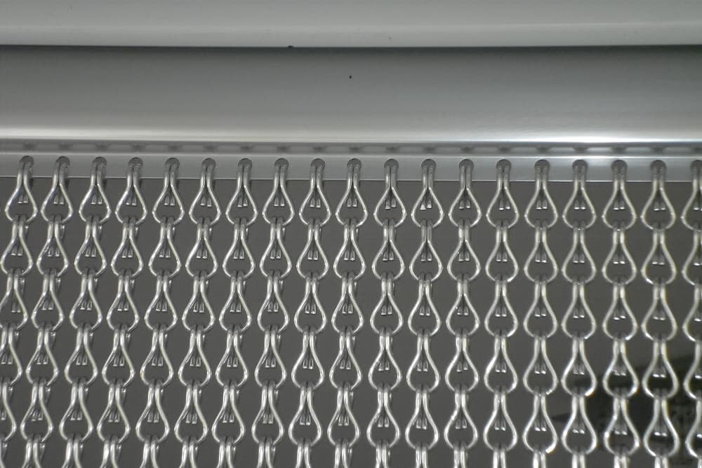 Türvorhang aus eloxierten Aluminiumketten