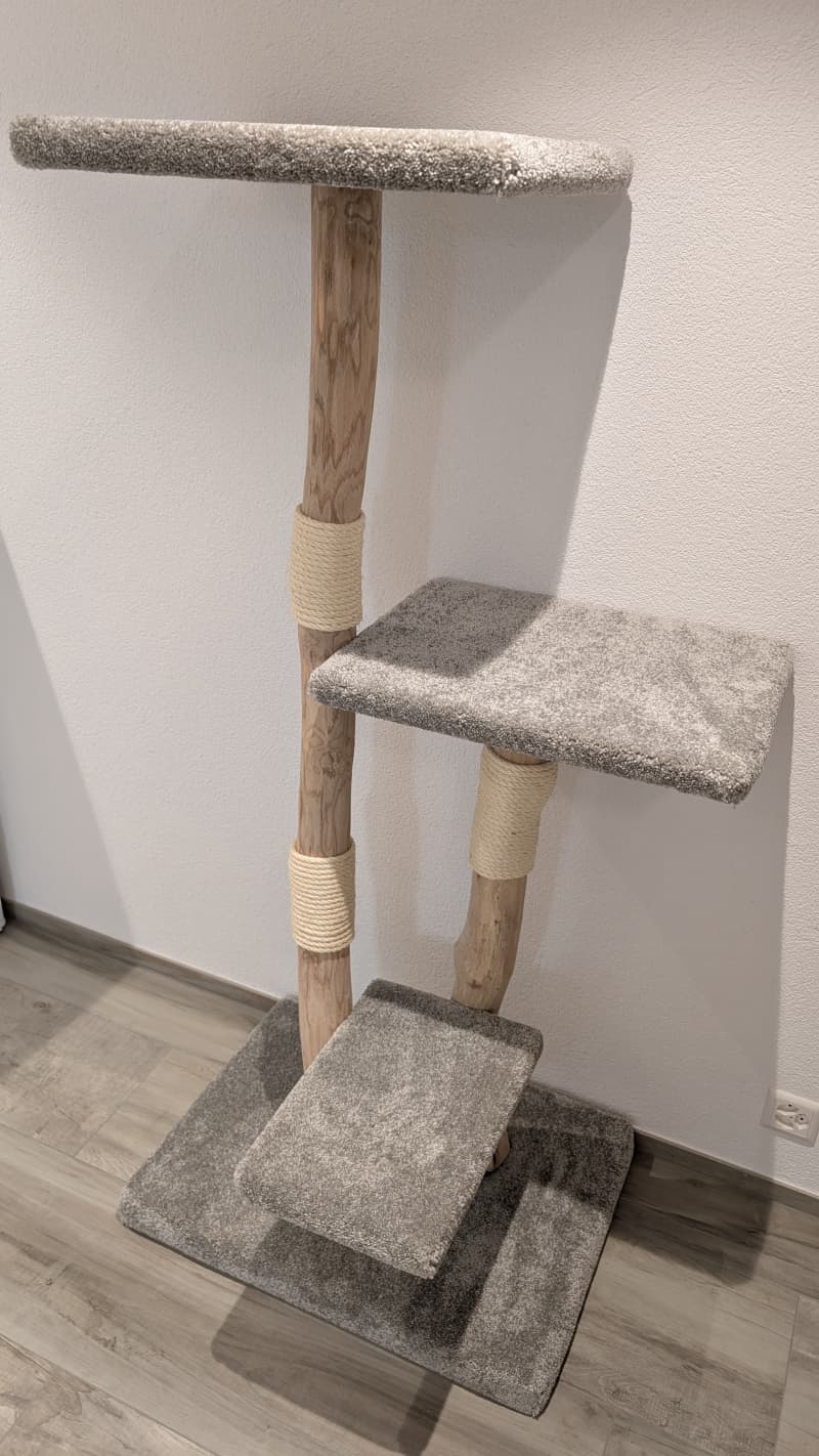 Kratzbaum NEU aus thurgauer Natur-Holz, 159cm