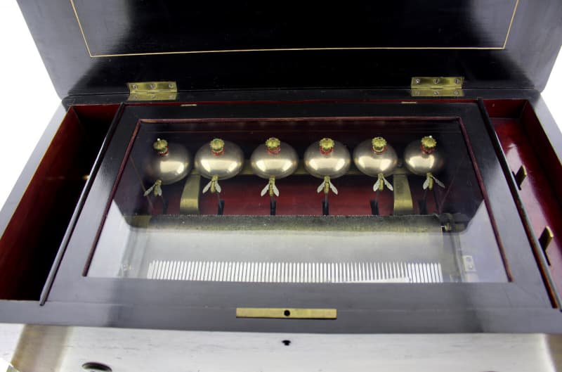 Antikes Walzenspielwerk um 1870 mit 6 Glocken