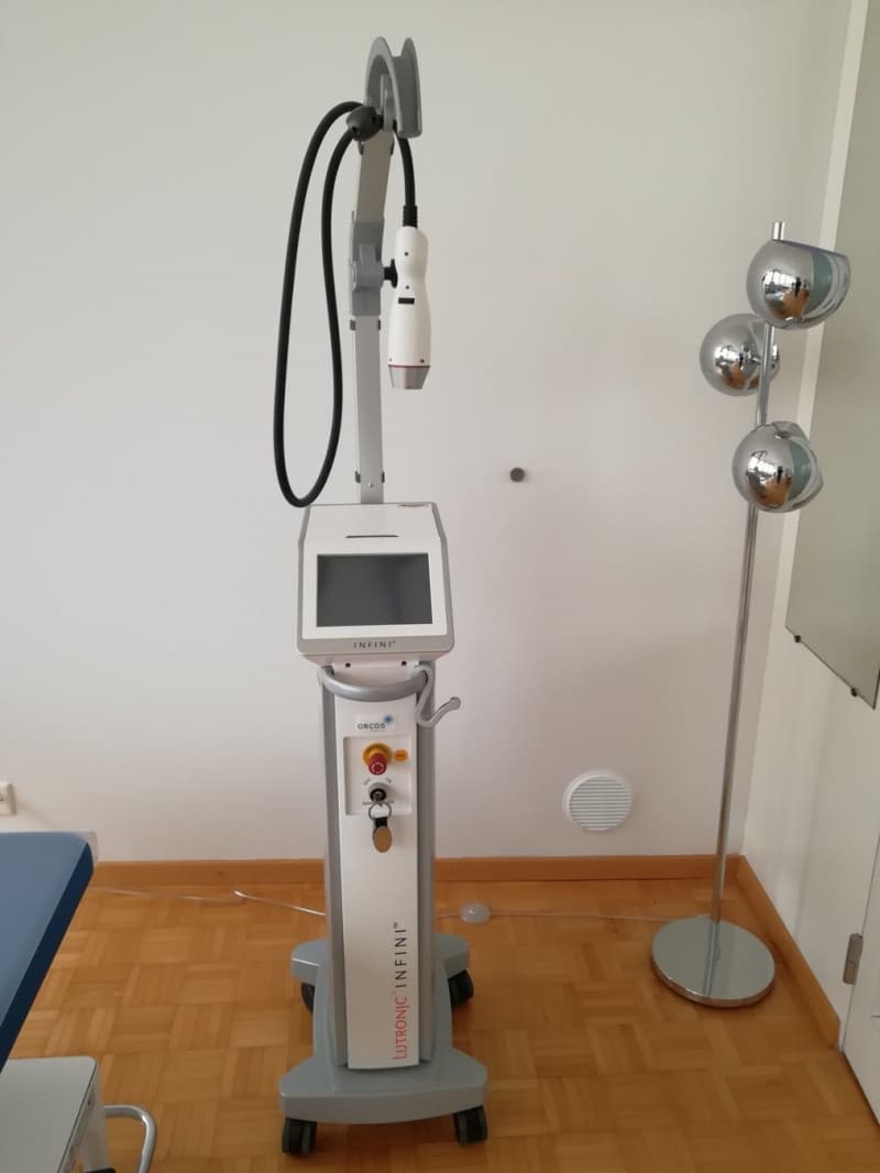 Infini Lutronics Mikroneedling und Radiofrequenz Gerät