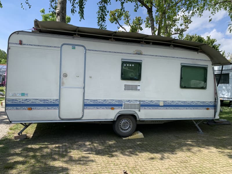 Wohnwagen mit Vorzelt