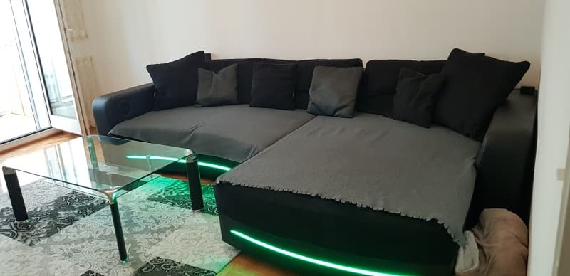 Sofa mit Tisch LED Licher Inkl. Kissen mit bluetooth aux und USB