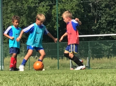 Fußballkurse und Ferienlager für Kinder/ Football courses