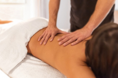 Wohltuende Massage mit feinem Öl (Raum Wil/SG)