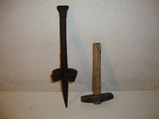 Alter Dengelstock mit Hammer