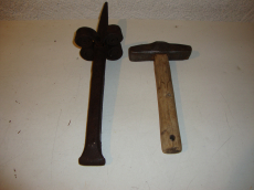 Alter Dengelstock mit Hammer