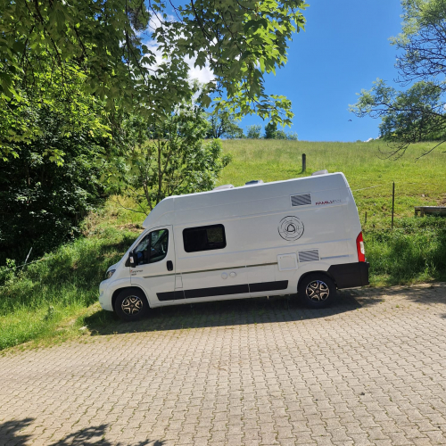 Parkplatz/Abstellplatz für Wohnwagen/Wohnmobil