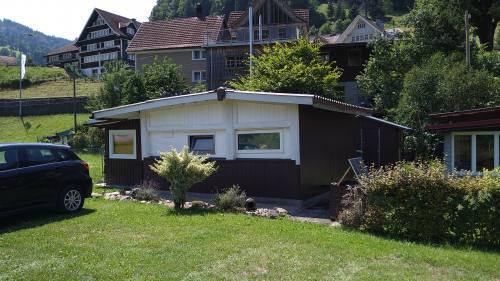 Wohnwagen mit An- und Vorbau und Gerätehaus